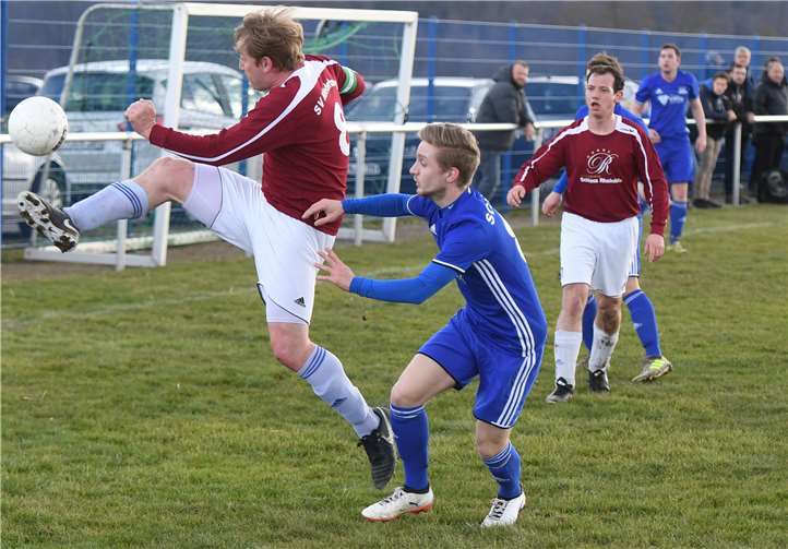 Selten konnten sich die Niederburger (am Ball Kapitän Christoph Schink) auf dem Rasenplatz in Gering so wirkungsvoll in Szene setzen.