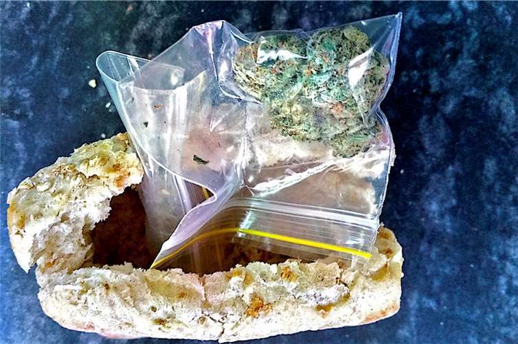 Seltsamer Inhalt: Statt mit Wurst belegt waren in diesem Brötchen rund drei Gramm Marihuana versteckt. Foto: Bundespolizei