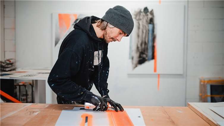 „Semor“ führt die jugendlichen Teilnehmer bei einem Workshop in Linkenbach in die Graffiti-Kunst ein.  Foto: Caroline Gerst