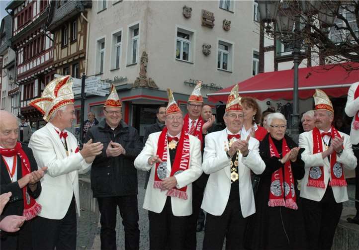 Senatoren, Ehrensenatoren und Kommunalpolitikerbeim Sessionsauftakt am Buttermarkt