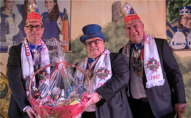 Senats-Sprecher Guido Rick (links) und Prinzenclub-Vorsitzender Ralf Dahs (rechts) dankten Hans Josef Trimborn (Mitte) auch für die Gründung des Senats.