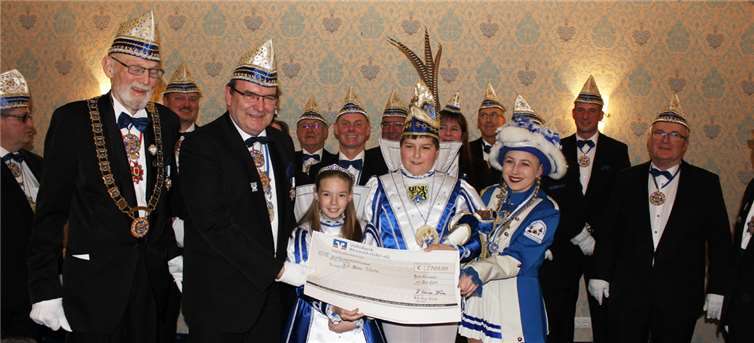 Senatspräsident Dr. Rainer Böhm überreichte dem 1. Vorsitzenden Senator Rainer Jakobs einen Spendenscheck über 2.500 Euro. privat