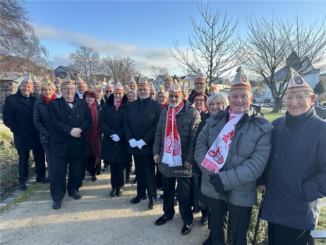 Senatspräsident Franz Josef Platz, (vorne 1. von links), rechts dahinter seine Vertreterin Marlis Blumenthal und der Senat bei der Verstorbenen-Ehrung auf dem Ahrtorfriedhof.  Foto: AKG-Senat