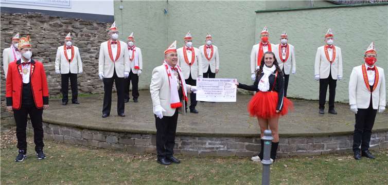 Senatspräsident Peter Stein übergibt im Beisein der Senatoren der KG Narrenzunft Remagen die großzügige Spende an die Leiterin des neuen Kinder- und Jugendkomitees Marie Pütz. Foto: AB