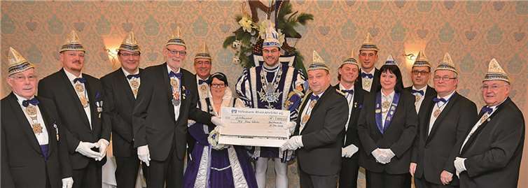Senatssprecher Dr. Rainer Böhm (4.v.l.) überreicht im Beisein der Senatoren sowie dem Prinzenpaar der Session 2014/2015, Jessica I. & Thorsten I. (Spillner) die Spende an den Vorsitzenden der KG Blau-Weiss, Heribert Krahforst (7.v.r.).privat
