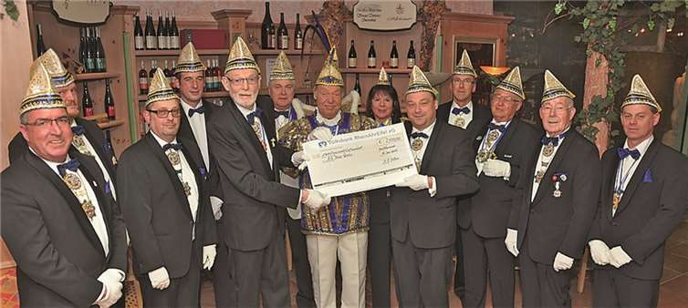 Senatssprecher Dr. Rainer Böhm (5.v.l.) überreicht im Beisein der Senatoren sowie Prinz Wolfgang III. (Waldhelm) die Spende an den Vorsitzenden der KG Blau-Weiss, Heribert Krahforst (5.v.r.). W. Mies