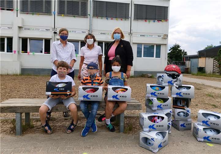 Sende mehrere Fahrradhelme an die Gemeinschaftsgrundschule Meckenheim-Merl von 2Rad Leuer in Kooperation mit dem Lions Club Meckenheim-Wachtberg. Foto: privat