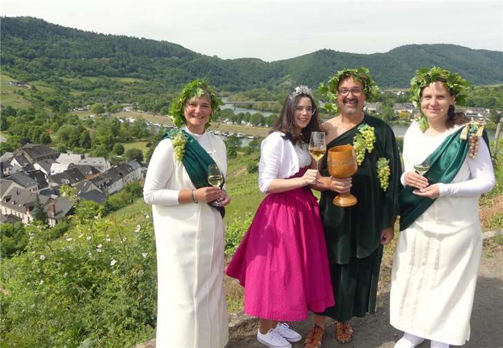 Senheims Weinkönigin Hanna I. eröffnete im Beisein von Bacchus Armin und seinen Bacchantinnen Nadine und Jessica das Weinlagenfest zwischen den beiden Moselorten. Fotos: TE