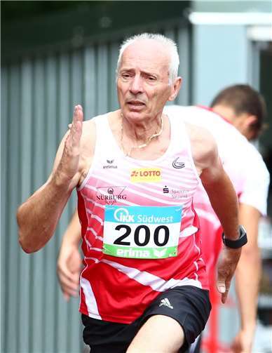 Senior Friedhelm Adorf ging in Friedberg auf die Bahn. Er absolvierte die 100 und 400 Meter.Foto: LG Rhein-Wied
