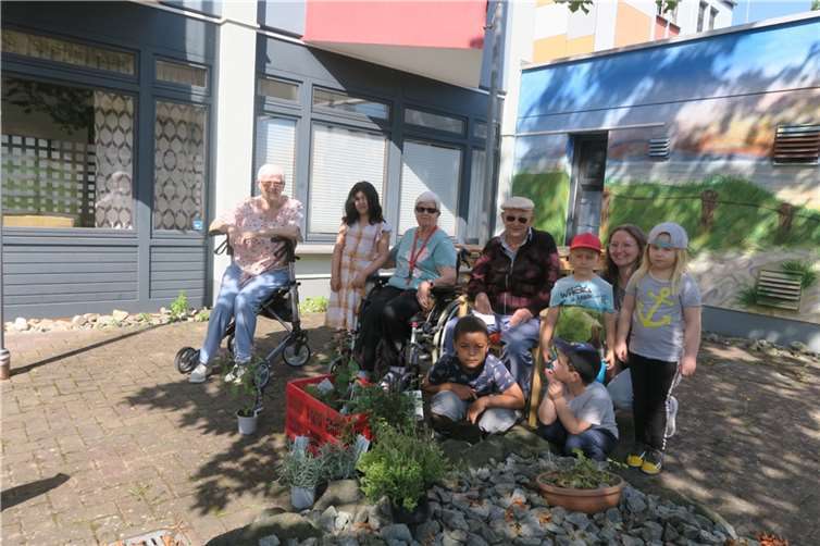 Senior/-innen gärtnern mit den Kita-Kindern und Menschen aus der Nachbarschaft. Foto: PSD Bank