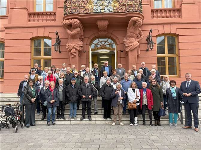 Senioren-Union Andernach und Senioren-Union Koblenz mit Anette Moesta MdL und Herrn Gordon Schnieder, Fraktionsvorsitzender der CDU vor dem Landtagsgebäude. Foto: Büro Anette Moesta
