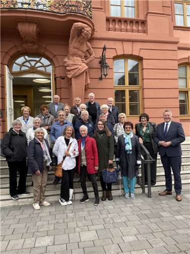 Senioren Union Koblenz mit Anette Moesta MdL und Gordon Schnieder, Fraktionsvorsitzender der CDU vor dem Landtagsgebäude. Foto: Büro Anette Moesta