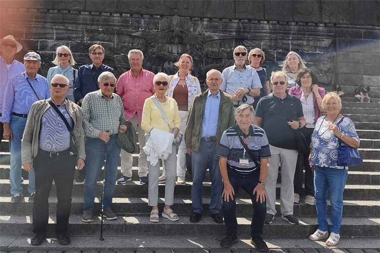 Senioren aus dem Kreis Ahrweiler am Deutschen Eck in Koblenz