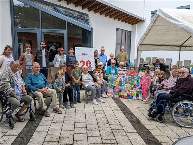 Senioren des Alten- und Pflegeheims Maria vom Siege, Kinder der Kath. Kita St. Bernhard Wallersheim und (v.li.) Petra Knopp (stv. Leitung Kath. Kita St. Bernhard), Nina Schwarz, Sebastian Venedey (beide Kita-Sozialarbeit), Beate Gniffke (Stadt Koblenz), Susanne Schwandt (Kath. Familienbildungsstätte Koblenz), Minka Bäumges (Koblenzer Bündnis für Familie), Bernd Mende (Einrichtungsleiter), Ewa Warzecha, Ronny Kupka (beide Betreuungskraft).  Foto: Michaela Sendt-Vogler