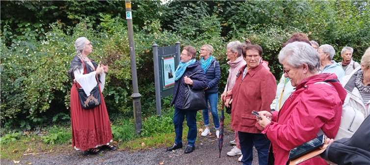 Senioren erleben Geschichte im Schatten der Burg. Quelle: VG Weißenthurm