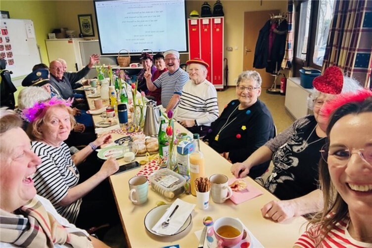 Senioren feiern Karneval mit Berliner und Bewegungstanz