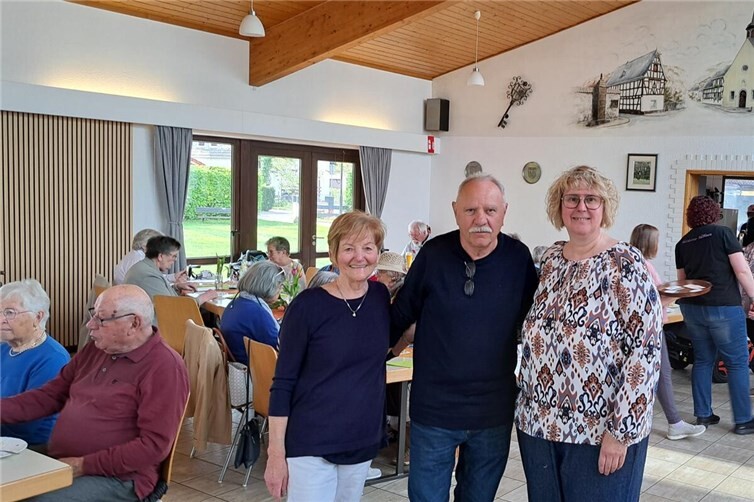 Senioren feiern bei strahlendem Wetter: Ein Tag voller Freude