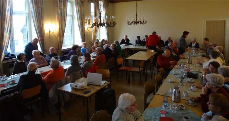 Senioren im Haus am Lindenbaum vor Beginn des Döppekooche-Essens.Foto: privat