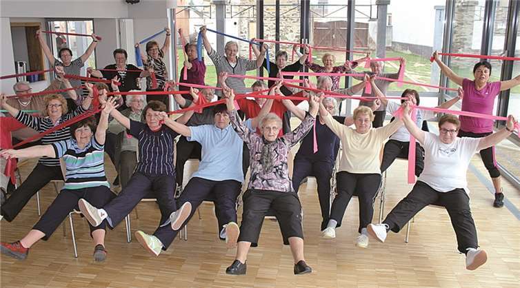 Senioren und Seniorinnen unter fachkundiger Anleitung bei Gymnastikübungen. H.Potsch