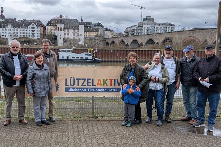 Senioren von LützelAktiv e.V. nach dem Müllsammeln.