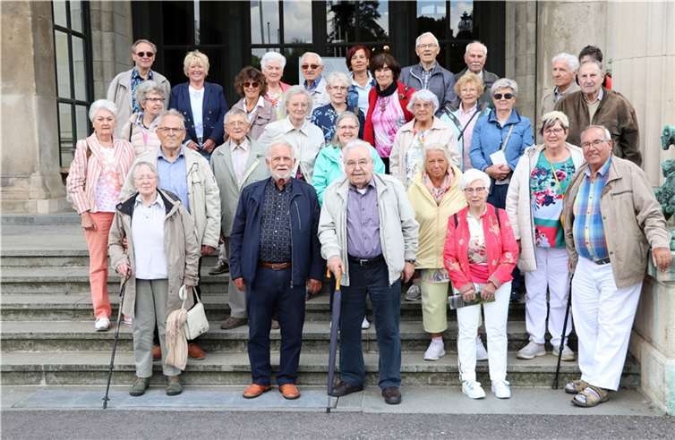 Seniorengruppe vor dem Eingang der Villa Hügel. Foto: privat