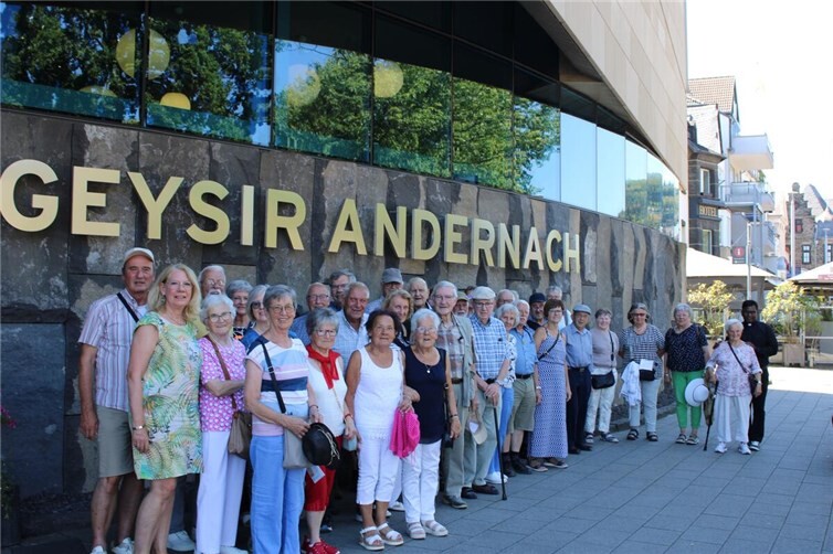 Seniorengruppe vor dem Infozentrum Geysir Andernach