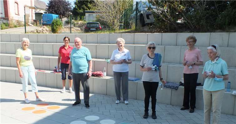 Seniorengymnastik in Hilgert in den Sommermonaten. Fotos: Mach Mit e. V.