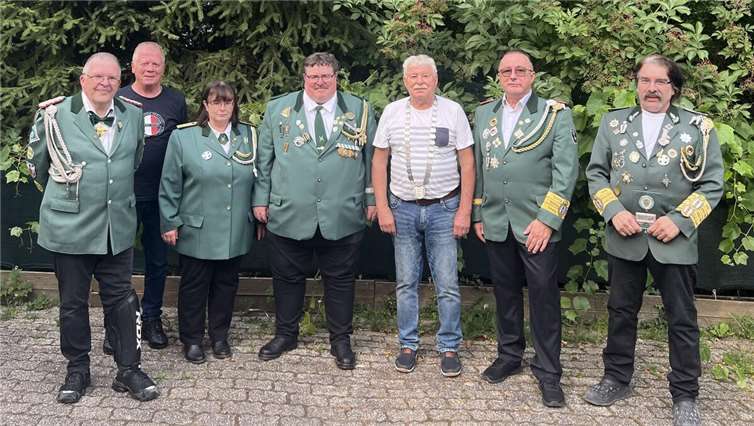 Seniorenkönig Fritz Rossel eingerahmt von Konkurrenten und Vorstandsmitgliedern.  Foto: privat