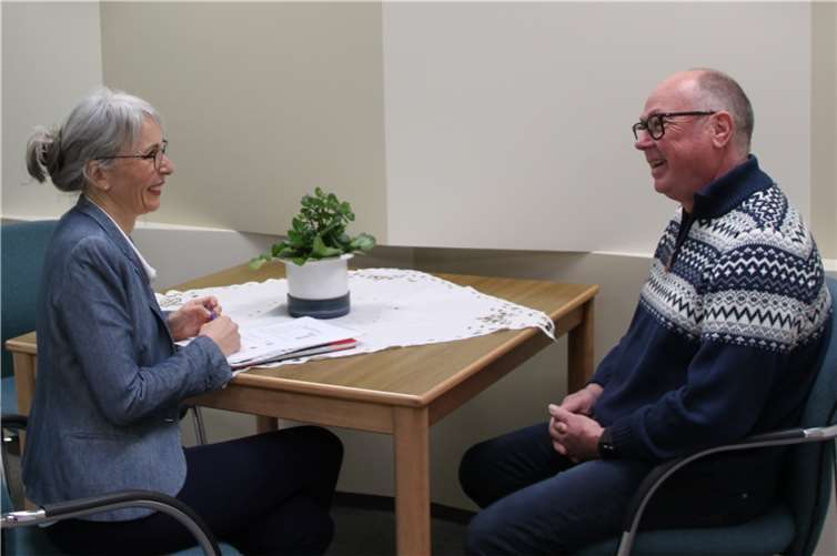 Seniorensicherheitsberater Rüdiger Knapp im Gespräch mit Bianca Westphal.  Quelle: Westerwaldkreis