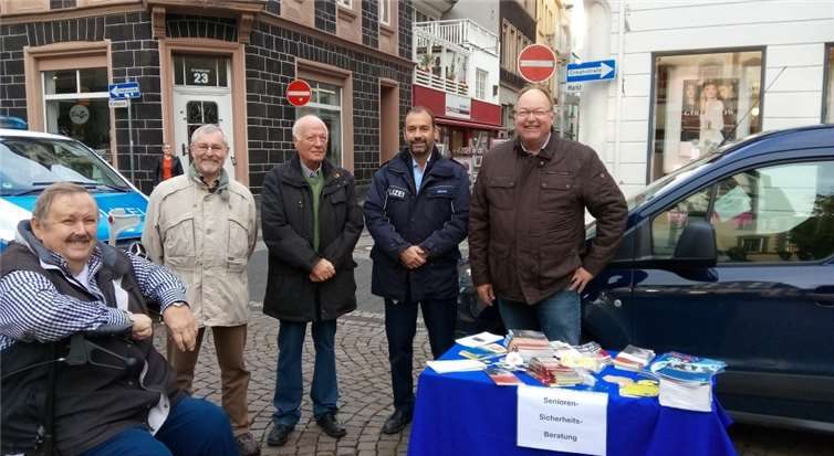 Seniorensicherheitsberater unterstützen die Polizei(v.l.): Peter Pleyer, August Bauer, Raymond Ferber, Oberkommissar Baulig (PI Andernach) und Michael Nussbaum. Privat