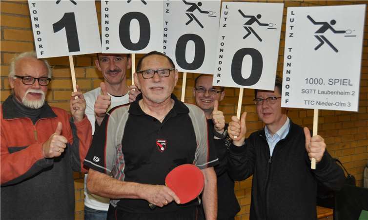Seniorensport liegt in den rheinland-pfälzischen Sportvereinen voll im Trend: Und Tischtennis ist eine der Sportarten, in der auch über 65-Jährige im normalen Wettkampfbetrieb gegen Spieler antreten, die ihre Kinder oder Enkel sein könnten – und diesen oftmals alles abverlangen. Ein gutes Beispiel ist der große Kämpfer Lutz Tonndorf von der SG TT Laubenheim, hier bei seinem tausendsten Spiel im Februar 2013. Inzwischen sind noch etliche Partien dazugekommen.LSB-Archiv