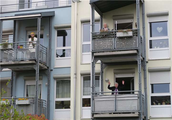 Seniorinnen beim Balkon-Bingo. Foto: privat