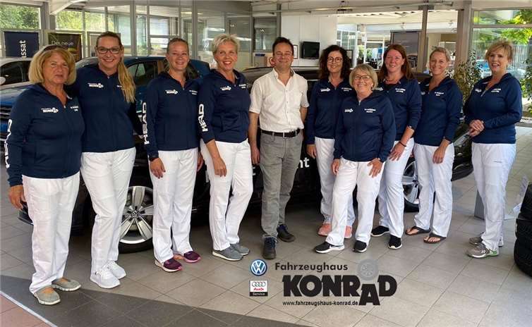 Seniorinnen des TC Weibern strahlen in ihrem neuen Outfit zusammen mit Geschäftsführer Rainer Konrad, Rieden.Foto:TC Weibern