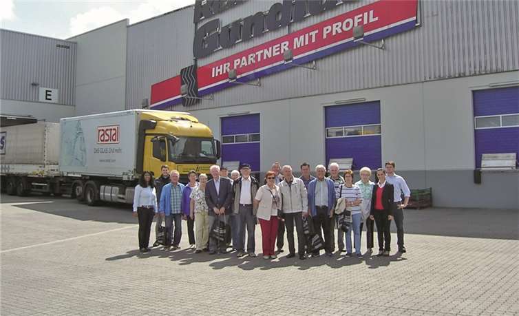 Seniorinnen und Senioren der Orte Neitzert, Rodenbach und Udert auf Besuch bei der Firma Reifen Gundlach in Daufenbach.privat