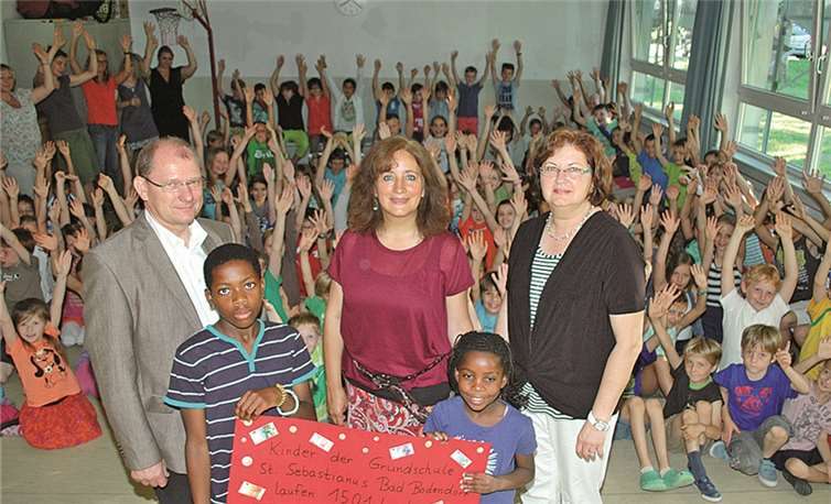 Sensationelles Ergebnis von 16.677,22 Euro präsentiert (v.l.): Stefan und Géraldo Krahm, Claudia Mercer sowie Céline und Elke Krahm. -BL-