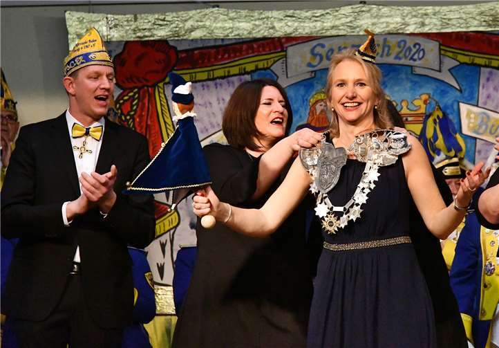 Sentiaca Dagmar I. trägt die schwere Prinzenkette freudestrahlend.