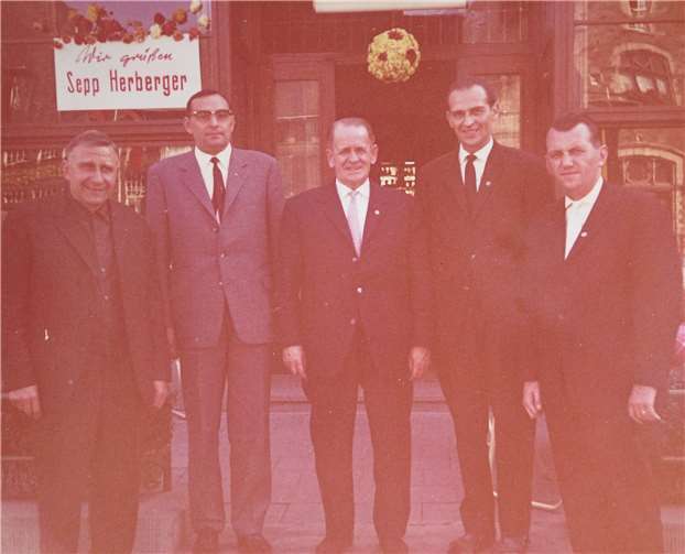 Als die Stadtmannschaft zur WM fuhr Sepp Herberger (Mitte) wurde 1964 Ehrenmitglied des SC 07.