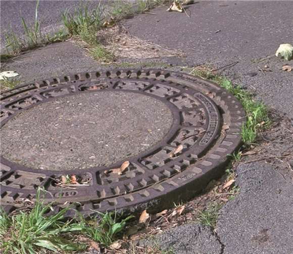 September 2014: Einer von mehreren hervorstehenden Kanaldeckeln.