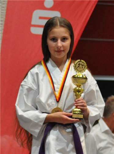 Serafina Schneider freute sich über Goldmedaille und Pokal. privat