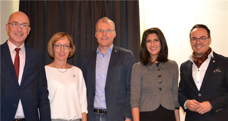 Serap Güler (zweite von rechts), Kind türkischer Gastarbeiter und heute Staatssekretärin für Integration, war zu Gast bei der CDU Meckenheim. Im Bild von links Bürgermeister Bert Spilles, CDU-Vorsitzende Katja Kroeger, Landtagsabgeordneter Oliver Krauß und Fraktionsvorsitzender Joachim Kühlwetter.privat