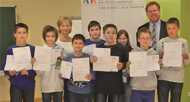 Sergio Marella (vorne, 4. v. r.) wurde bereits zum zweiten Mal Schulsieger der IGS Remagen im Känguru-Wettbewerb. Mit den übrigen Klassenbesten freute er sich über Urkunden und Preise. AB
