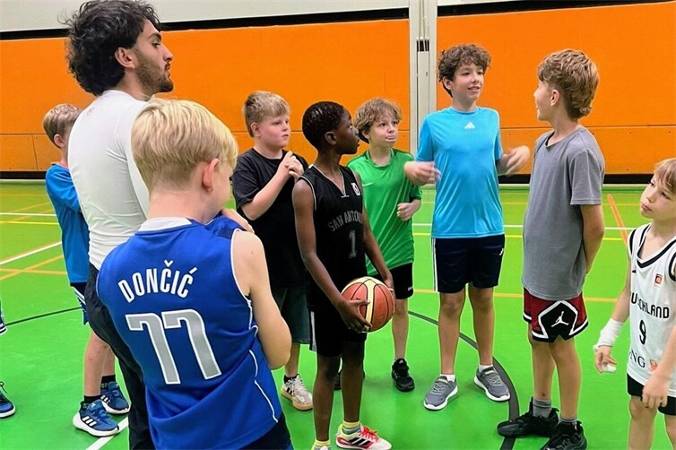 Servan mit seinen Camp-Kindern