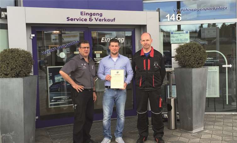 Serviceleiter und Geschäftsführer Jürgen Nett (l.) und Werkstattmeister Lothar Gäb (r.) gratulieren Johannes Eugen Prinz zum erfolgreichen Prüfungsabschluss.FRE
