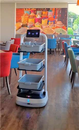 Serviceroboter „foodi“ nimmt den Mitarbeitern einfache Arbeiten ab, damit mehr Zeit für den Gast bleibt.  Foto: food Hotel