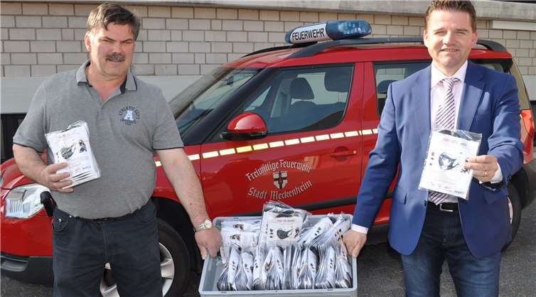 Setzen auf ein hohes Maß an Sicherheit: Wehrleiter Günter Wiegershaus (li.) und der Erste Beigeordnete Holger Jung mit den Stoffmasken. Quelle:Stadt Meckenheim
