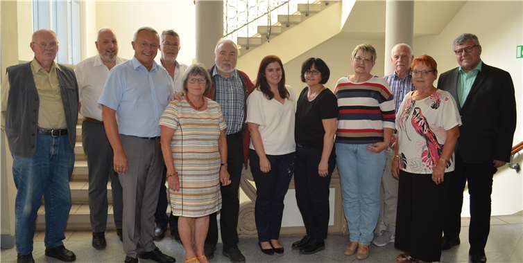Setzen sich für die Teilhabe der Senioren und beeinträchtigten Menschen im Kreis Neuwied ein (v.l.n.r.): Jochen Schumacher (Seniorenbeirat VG Dierdorf), Josef Schmaus (Seniorenbeirat VG Linz), Landrat Achim Hallerbach, Wolfgang Walter (Seniorenbeirat VG Linz), Waltraud Becker und Robert Raab (beide Seniorenbeirat Stadt Neuwied), Carina Breßler (Senioren- und Behindertenbeauftragte Kreis Neuwied), Petra Grabis (Beirat für die Teilhabe von Menschen mit Behinderung), Annegret Kabelitz (Seniorenbeirat VG Dierdorf), Dieter Borgolte (Senioren- und Behindertenbeirat VG Unkel), Inge Hofmann (Seniorenbeirat Stadt Neuwied), 1. Kreisbeigeordneter Michael Mahlert.Privat
