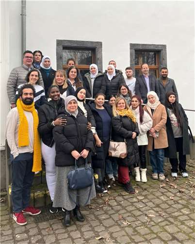 Setzen sich für ein harmonisches Miteinander in der Neuwieder Stadtgesellschaft ein: die Teilnehmerinnen und Teilnehmer des „EIRENE-Konfliktbearbeitungskurses“ und Bürgermeister Peter Jung.  Foto: Stadt Neuwied
