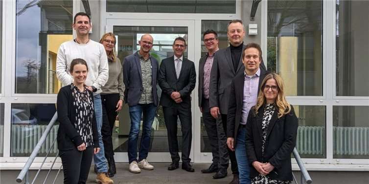 Setzen sich in Neuwied für die Verhütung von Jugendkriminalität ein (v.l.): Förderverein-Gründungsmitglieder Janina Schmidt, Marc Griese (Polizei Neuwied), Staatsanwältin Melanie Stühn, Harald Schwer (Abteilung für soziale Dienste, Stadt Neuwied), Oberstaatsanwalt Thomas Büttinghaus, Neuwieds Bürgermeister Peter Jung, Thorsten Runkel, Matthias Päselt (beide Polizei Neuwied) und Martina Staudt (Abteilung für soziale Dienste).  Foto: Felix Banaski