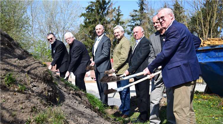 Setzten den ersten Spatenstich für die neue AWO-Tagespflege in Weißenthurm: v.l. Geschäftsführer Manfred Anton, Stadtbürgermeister Gerd Heim, Kreisbeigeordneter Rudi Zens, Kreisverwaltung Mayen Koblenz, Rainer Litz, Vorsitzender AWO Kreisverband Neuwied e.V., Herbert Nickenich, Beigeordneter der Verbandsgemeinde Weißenthurm, Willibald Görg, Öffentlichkeitsarbeit, und Fredi Winter, Präsidiumsvorsitzender AWO Kreisverband Neuwied.Foto: privat
