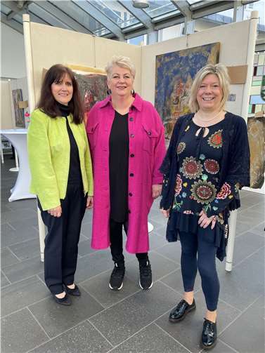 Setzten mit der Eröffnung der Ausstellung „FrauenAbTeilung“ in der VG Weißenthurm ein starkes Signal für die Gleichstellung der Geschlechter und die Wertschätzung der Frauen: Künstlerin Annelie Döpp (Mitte), die Gleichstellungsbeauftragte des Landkreises Mayen-Koblenz, Lea Bales (links) und VG-Gleichstellungsbeauftragte Susanne Weiß.  Foto: VG Weißenthurm / Katharina Demleitner